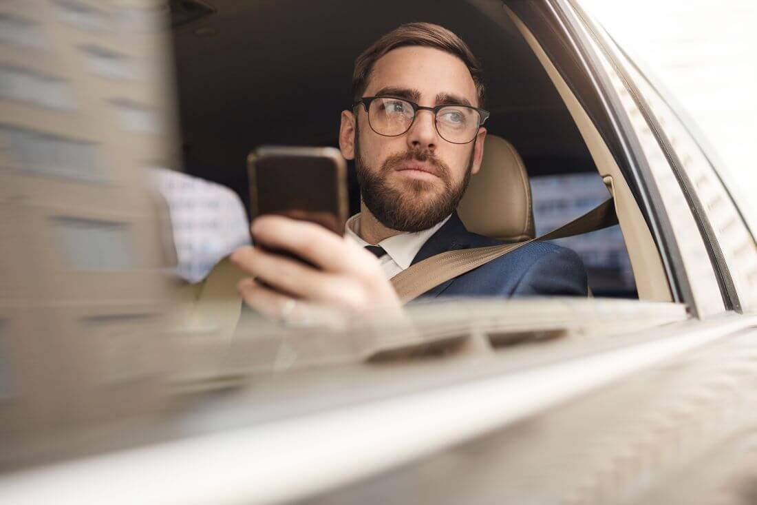 נהיגה תוך כדי דיבור בטלפון נייד האם מותר